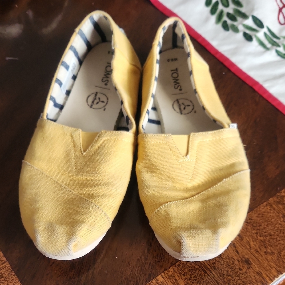 TOMS WOMENS Yellow Slip-On Shoes